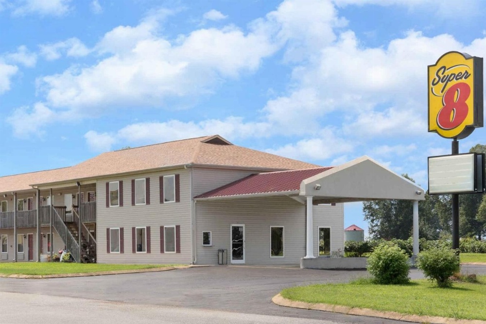 Super 8 by Wyndham Whiteville Main image